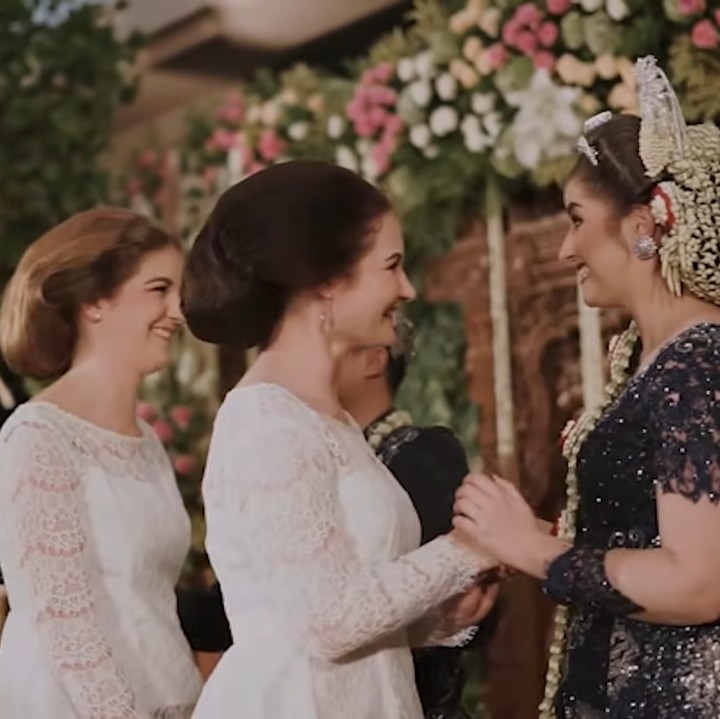 <p>Seluruh keluarga Tess dari Belanda turut hadir di acara itu. Mereka bahkan naik ke pelaminan untuk memberi ucapan selamat. Acara berlangsung meriah dan disertai dengan sejumlah pertunjukan tarian adat. (Foto: YouTube Tess & Tom)</p>
