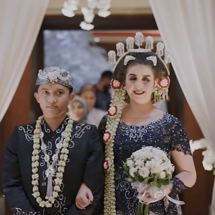<p>Pasangan beda negara, Tess dan Tom mengikat janji suci mereka di 2019. Tom meminang Tess, bule cantik dari Belanda. Prosesi pernikahan mereka dilangsungkan dengan memakai adat Jawa dan digelar di Bandung. (Foto: YouTube Tess & Tom)</p>