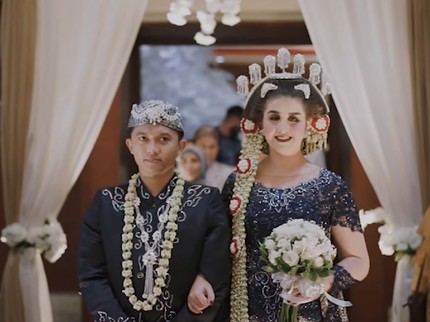 Jadi Manten Jawa, Intip 7 Potret Pernikahan Pengamen Bandung & Bule Cantik Belanda