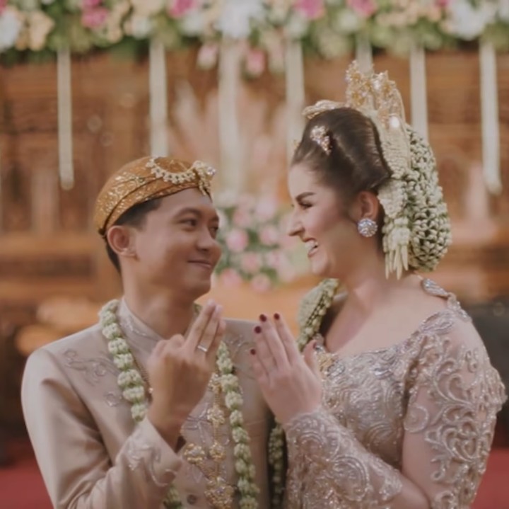 <p>Pasangan beda negara, Tess dan Tom mengikat janji suci mereka di 2019. Tom meminang Tess, bule cantik dari Belanda. Prosesi pernikahan mereka dilangsungkan dengan memakai adat Jawa dan digelar di Bandung.  (Foto: YouTube Tess & Tom)</p>