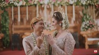 <p>Pasangan beda negara, Tess dan Tom mengikat janji suci mereka di 2019. Tom meminang Tess, bule cantik dari Belanda. Prosesi pernikahan mereka dilangsungkan dengan memakai adat Jawa dan digelar di Bandung.  (Foto: YouTube Tess & Tom)</p>