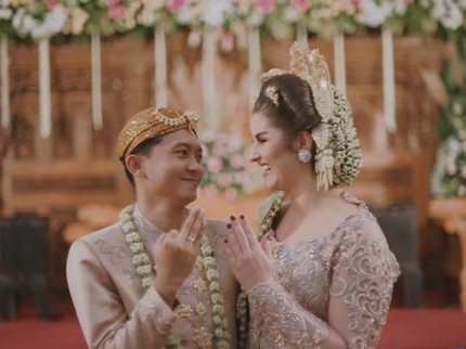 7 Potret Pernikahan Bule Cantik Belanda & Pengamen asal Bandung, Jadi Manten Jawa