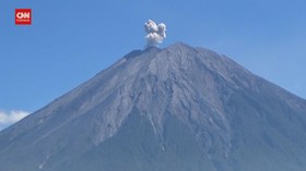 VIDEO: Gunung Semeru Keluarkan Guguran Lava Pijar