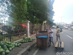 Sempat Ditertibkan, PKL Tetap Jualan di Trotoar Pasar Induk Kramat Jati