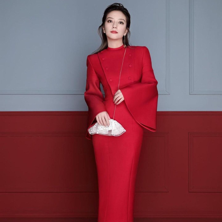 <p>Vicky Zhao sendiri dikenal sebagai aktris yang sukses dan dikenal sejak berperan sebagai 'Sue' dalam film <em>So Close</em> dan sebagai 'Wen Zhu' dalam film <em>Warriors of Heaven and Earth</em>. (Foto: Instagram @vicki_zhaowei)</p>