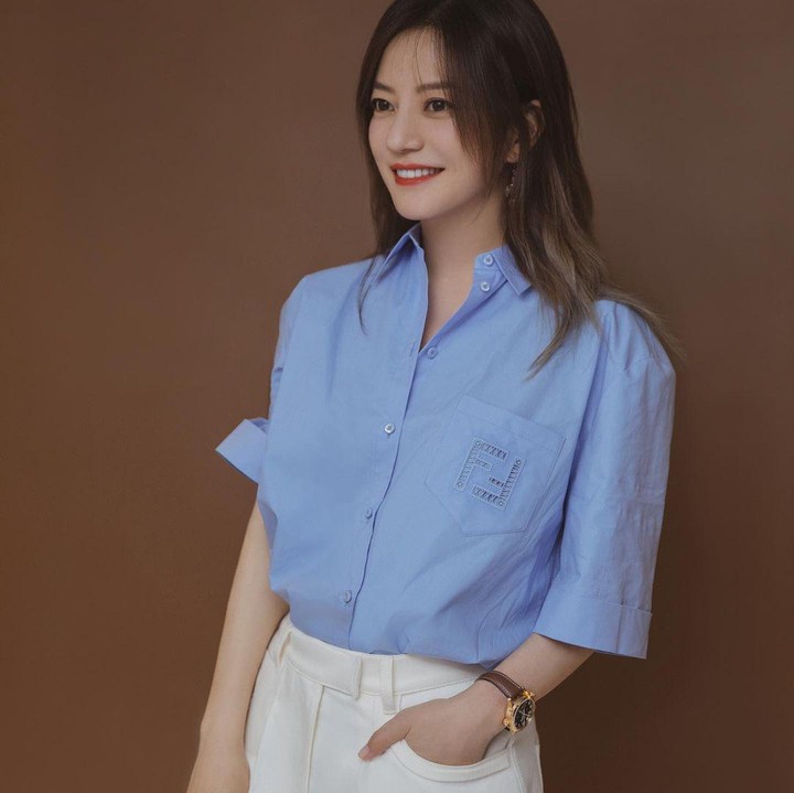 <p>Enggak hanya itu, ada dugaan kasus lainnya yang membuat Vicky Zhao 'dilenyapkan', yakni ketika ia memakai busana yang merefleksikan nuansa bendera Jepang. (Foto: Instagram @vicki_zhaowei)</p>