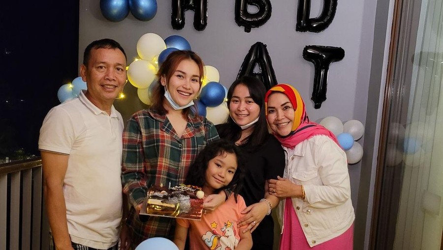 10 Potret Kompak Umi Kalsum dan Ayah Rojak Saat Makan Bareng Keluarga