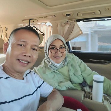 Komentar Feni Rose Kala Ibu Ayu Ting Ting Pamer Perhiasan Cuma Pakai Handuk