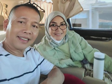 Komentar Feni Rose Kala Ibu Ayu Ting Ting Pamer Perhiasan Cuma Pakai Handuk