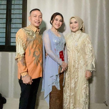 Jelang Ramadhan, Ayah Rojak dan Umi Kalsum Bagi-bagi Sembako