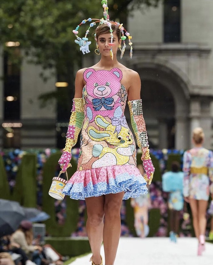 Aksesori mainan anak lain yang wajib jadi sorotan adalah head piece yang dikenakan Taylor Hill. Siapa sangka mainan bayi satu ini bisa menjadi fashion item unik, Beauties? Foto: instagram.com/elleindonesia