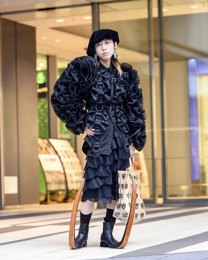 Aksesori sederhana dikenakan demi memusatkan tampilan pada ekstra ruffle. Street style satu ini membuat warna hitam justru tampak eksentrik. Foto: instagram.com/tokyofashion