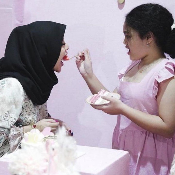 <p>Lihat saja betapa lucunya Amora memberikan kue untuk Kak Aurel. Ia menyuapi sang kakak dengan penuh sayang. (Foto: Instagram @krisdayantilemos)</p>