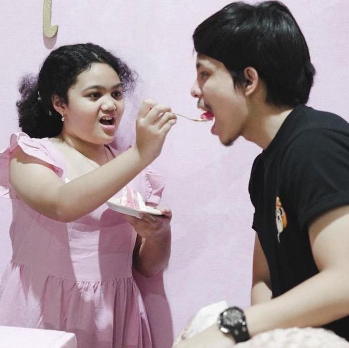 <p>Enggak cuma Aurel, Amora juga menyuapi Atta Halilintar yang datang menemani sang istri ke pesta ulang tahunnya. (Foto: Instagram @krisdayantilemos)</p>
