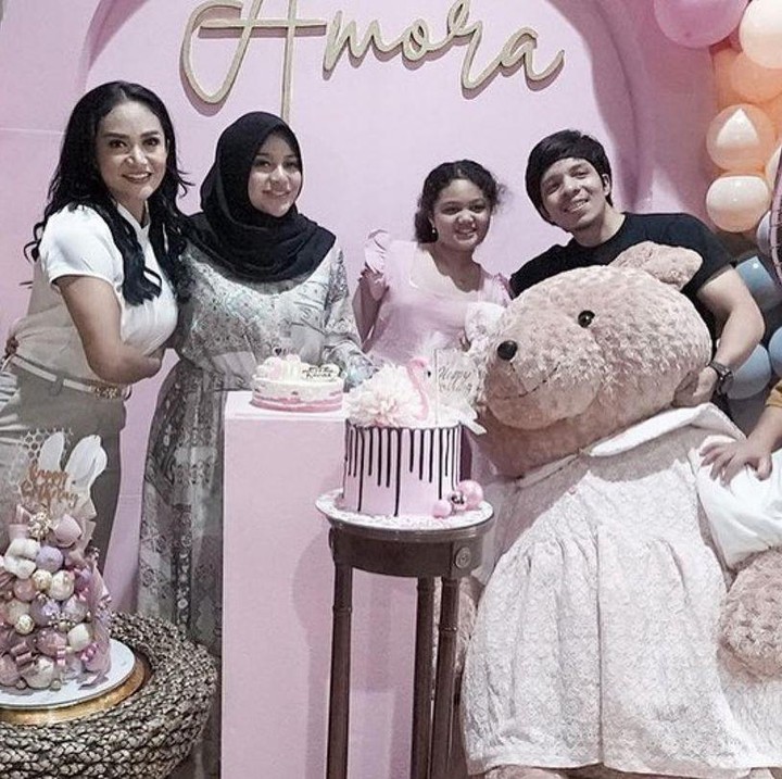 <p>Pesta ulang tahun Ariannha Amora Lemos digelar dengan penuh sukacita. Ia diberi kejutan berupa kue dan boneka beruang raksasa, Bunda. Namun sayang, tidak ada Azriel Hermansyah di hari spesial Amora. Hal itu diungkapkan oleh Raul Lemos lewat unggahannya di Instagram. (Foto: Instagram @krisdayantilemos)</p>