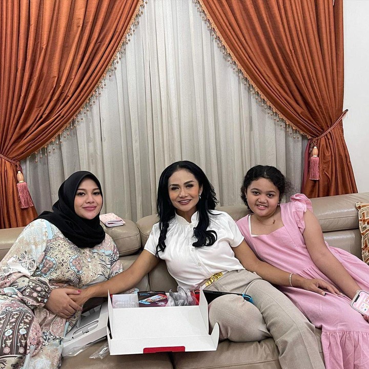<p>Hari ulang tahun Amora begitu spesial karena kehadiran Aurel Hermansyah yang sedang hamil. (Foto: Instagram @krisdayantilemos)</p>
