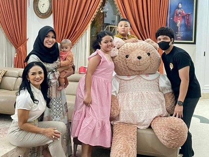 7 Foto Ultah Amora Bareng Aurel, Raul Lemos Sebut Nama Azriel