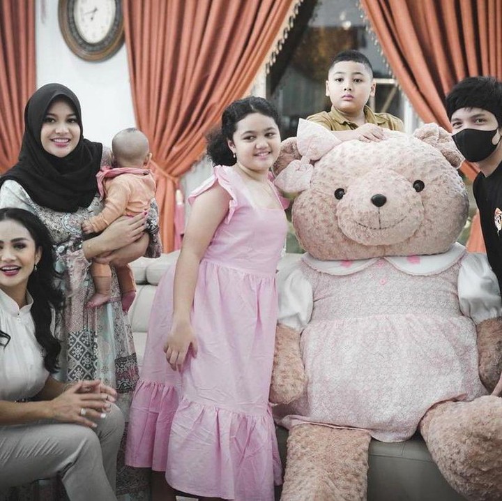 <p>Putri sulung Raul Lemos dan Krisdayanti, Ariannha Amora Lemos tengah berbahagia. Ia baru saja berulang tahun, Bunda. (Foto: Instagram @krisdayantilemos)</p>