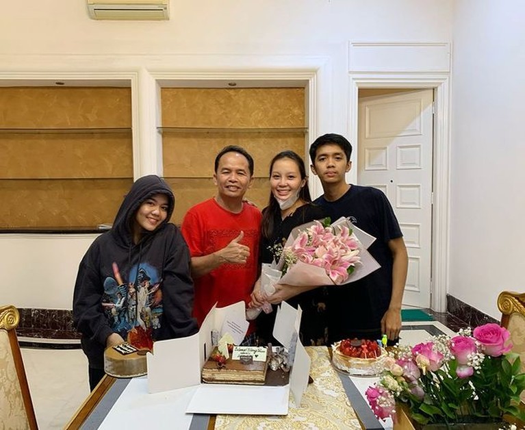 Beda 27 Tahun, Potret Putri Pariwisata Kalteng & Suami Anggota DPR Kisah cinta Putri Pariwisata Kalteng Aisyah Thisia dan sang suami anggota DPR beda 27 tahun viral. Yuk intip!
