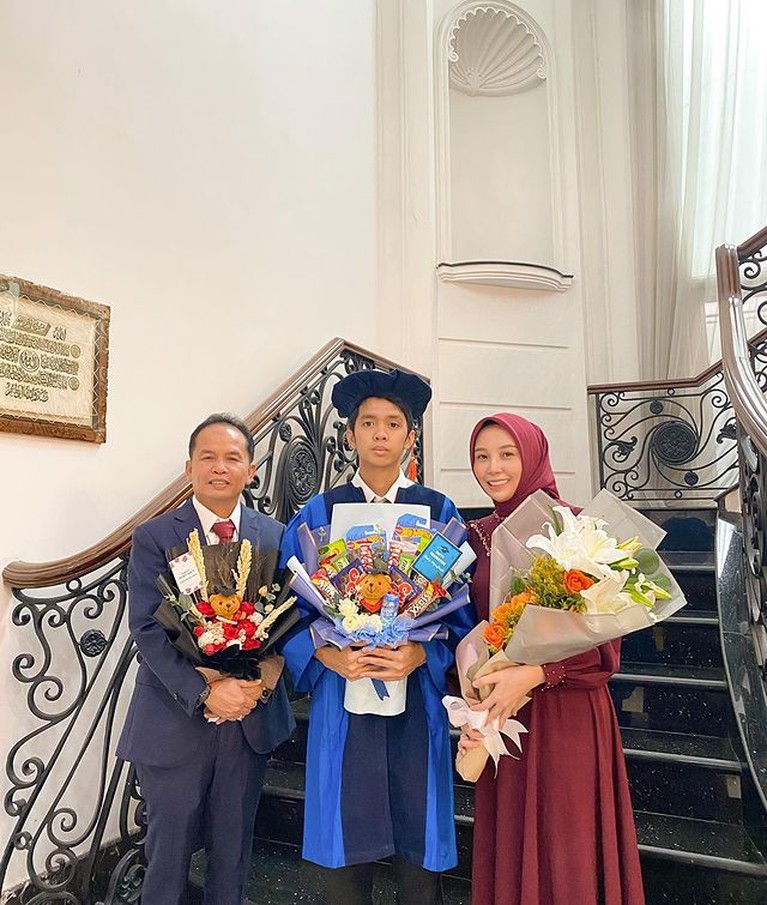 Beda 27 Tahun, Potret Putri Pariwisata Kalteng & Suami Anggota DPR Kisah cinta Putri Pariwisata Kalteng Aisyah Thisia dan sang suami anggota DPR beda 27 tahun viral. Yuk intip!