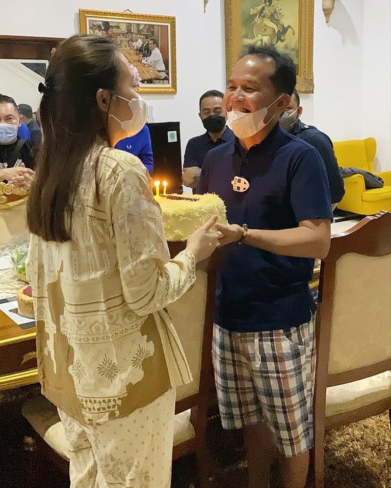 Beda 27 Tahun, Potret Putri Pariwisata Kalteng & Suami Anggota DPR Kisah cinta Putri Pariwisata Kalteng Aisyah Thisia dan sang suami anggota DPR beda 27 tahun viral. Yuk intip!