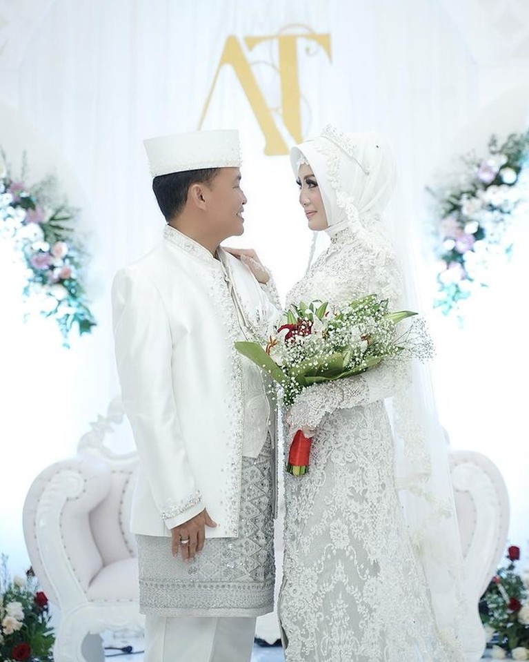 Beda 27 Tahun, Potret Putri Pariwisata Kalteng & Suami Anggota DPR Kisah cinta Putri Pariwisata Kalteng Aisyah Thisia dan sang suami anggota DPR beda 27 tahun viral. Yuk intip!