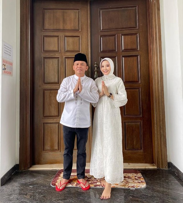 Beda 27 Tahun, Potret Putri Pariwisata Kalteng & Suami Anggota DPR Kisah cinta Putri Pariwisata Kalteng Aisyah Thisia dan sang suami anggota DPR beda 27 tahun viral. Yuk intip!