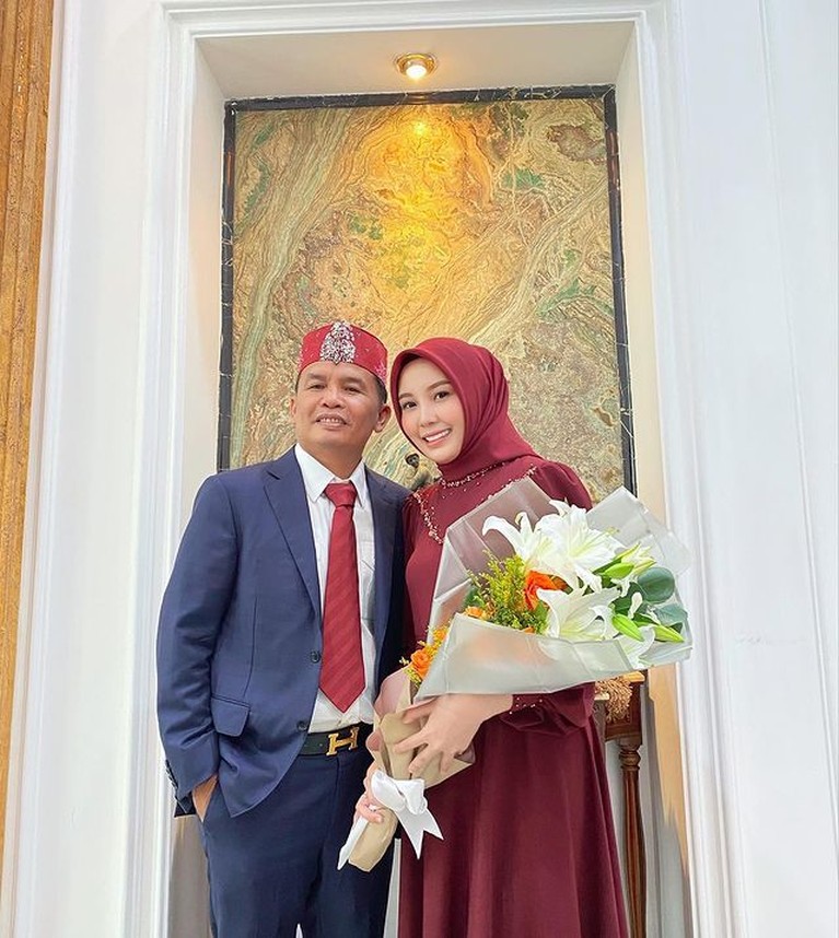 Beda 27 Tahun, Potret Putri Pariwisata Kalteng & Suami Anggota DPR Kisah cinta Putri Pariwisata Kalteng Aisyah Thisia dan sang suami anggota DPR beda 27 tahun viral. Yuk intip!