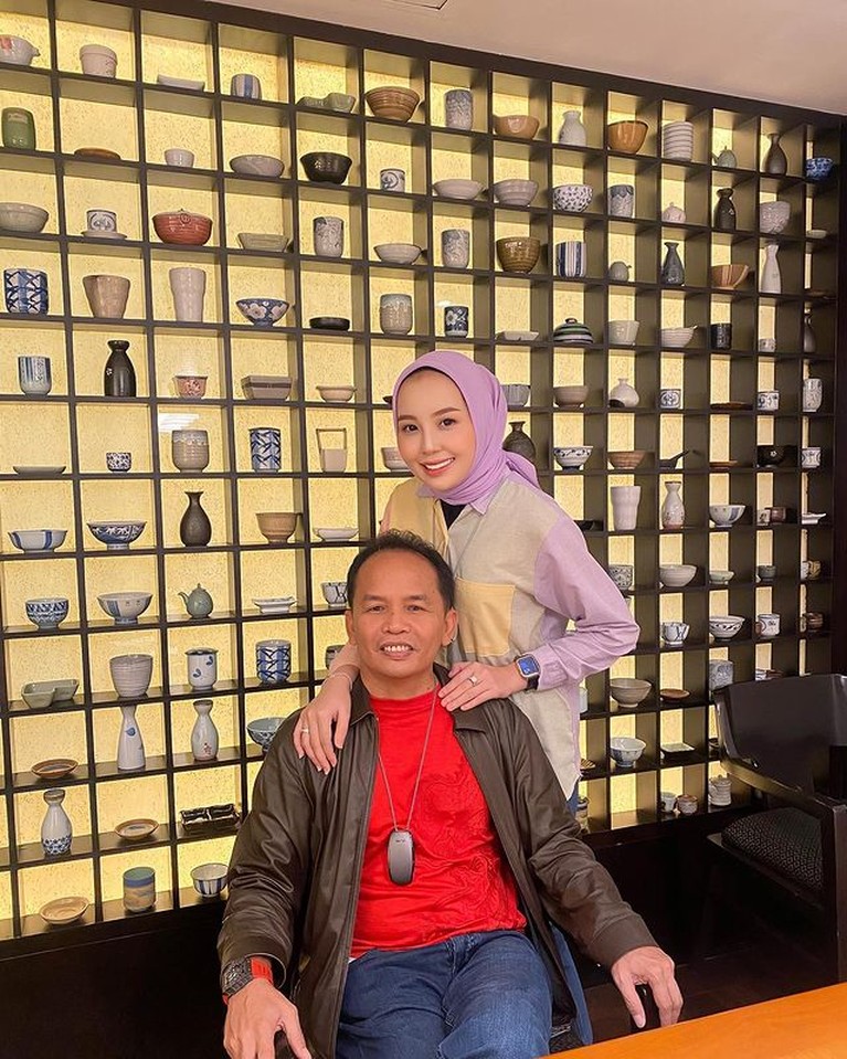 Beda 27 Tahun, Potret Putri Pariwisata Kalteng & Suami Anggota DPR Kisah cinta Putri Pariwisata Kalteng Aisyah Thisia dan sang suami anggota DPR beda 27 tahun viral. Yuk intip!