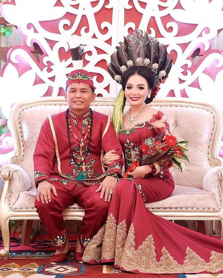 Beda 27 Tahun, Potret Putri Pariwisata Kalteng & Suami Anggota DPR Kisah cinta Putri Pariwisata Kalteng Aisyah Thisia dan sang suami anggota DPR beda 27 tahun viral. Yuk intip!