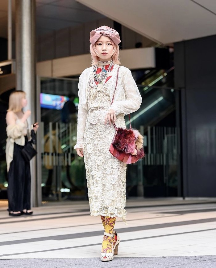 Bereksperimen dengan bahan, street style Tokyo Fashion Week membuat kombinasi lace dan fur bekerja. Warna netral sebagai warna dominan dan menambahkan fur sebagai statement membuat look ini menonjol. Foto: instagram.com/tokyofashion