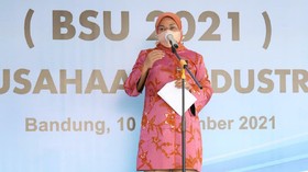 Menaker Tinjau Aktivasi Rekening BSU Pekerja di Bandung