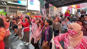 Ada Cafe Dangdut Berdiri di Times Square