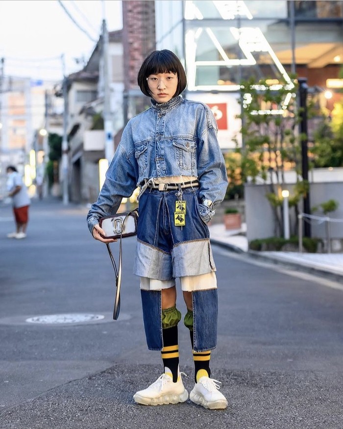 Denim-on-denim selalu meningkatkan permainan gaya. Style ini ditemukan pada street style Tokyo Fashion Week dengan nuansa edgy. Foto: instagram.com/tokyofashion