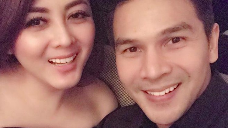 Dhena Devanka Momen ulang tahun Dhena Devanka rayakan dengan Jonathan Frizzy