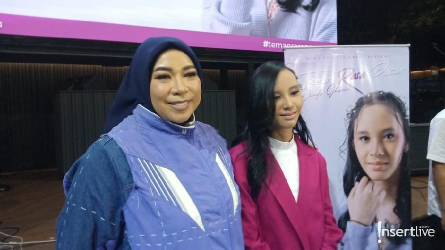 Dinda Ghania Dinda Ghania dan Melly Goeslaw