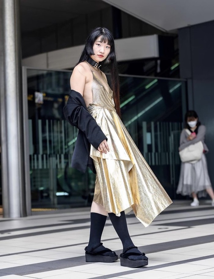 Emas metalik lainnya ditunjukkan dengan kombinasi slip dress yang mempesona. Perpaduannya dengan blazer hitam, kaus kaki, dan zori, sandal tradisional Jepang, berwarna senada memancarkan cool girl vibe. Foto: instagram.com/tokyofashion