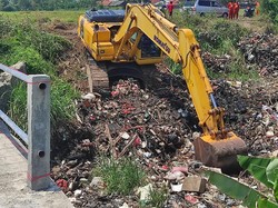 Penampakan Petugas Bersihkan Sampah di Kali Busa Bekasi