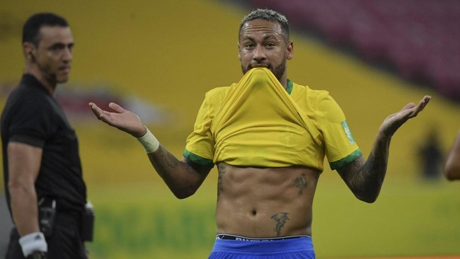 Bintang timnas Brasil Neymar protes setelah merasa tidak dihormati suporter dalam pertandingan melawan Peru pada Kualifikasi Piala Dunia 2022.