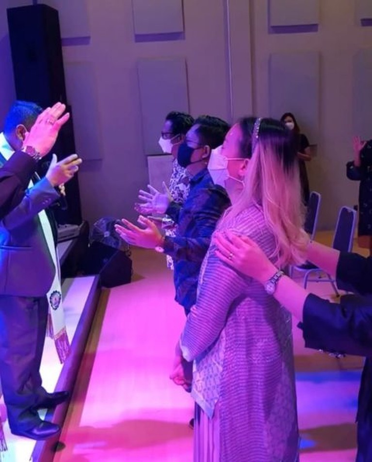 Foto Perdana Joanna Alexandra Usai Kepergian Raditya Oloan Joanna Alexandra muncul perdana setelah 4 bulan kepergian Raditya Oloan sang suami tercinta. Yuk intip potretnya!