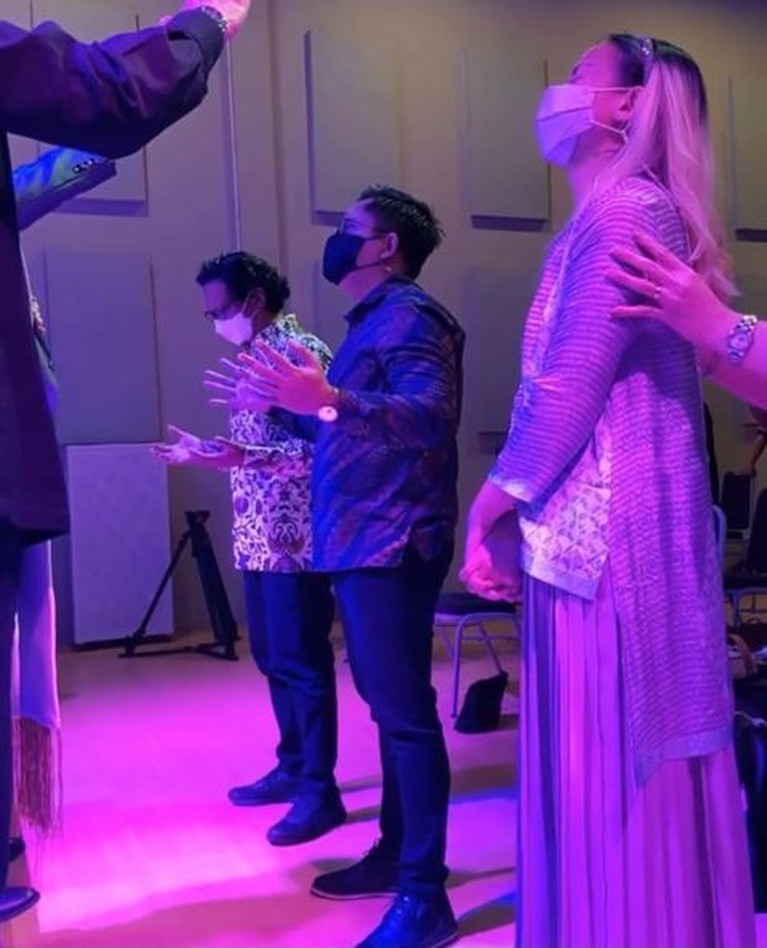 Foto Perdana Joanna Alexandra Usai Kepergian Raditya Oloan Joanna Alexandra muncul perdana setelah 4 bulan kepergian Raditya Oloan sang suami tercinta. Yuk intip potretnya!