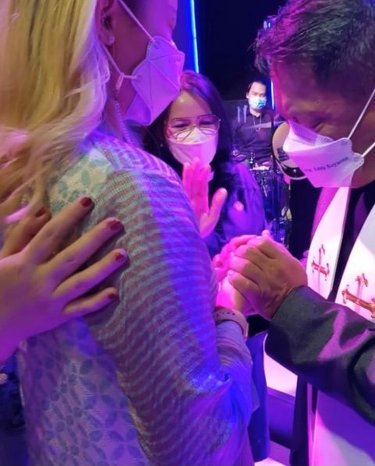 Foto Perdana Joanna Alexandra Usai Kepergian Raditya Oloan Joanna Alexandra muncul perdana setelah 4 bulan kepergian Raditya Oloan sang suami tercinta. Yuk intip potretnya!