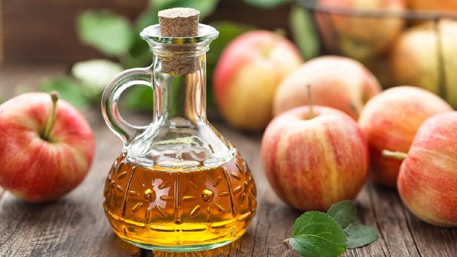 Cuka apel seringkali dipercaya bisa membantu menurunkan berat badan. Namun benarkah seefektif itu cuka apel untuk diet?