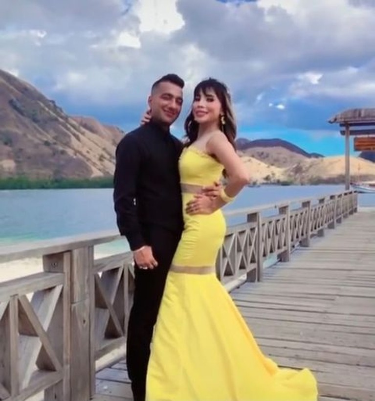Intip Prewedding Romantis Eva Belisima Mantan Istri Kiwil dengan Pacar Bule Setelah dilamar oleh di helikopter, Eva Belisima dan kekasih bulenya jalani pemotretan prewedding. Yuk intip!