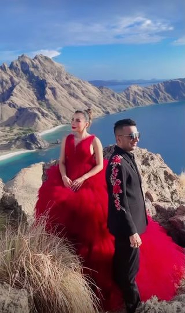 Intip Prewedding Romantis Eva Belisima Mantan Istri Kiwil dengan Pacar Bule Setelah dilamar oleh di helikopter, Eva Belisima dan kekasih bulenya jalani pemotretan prewedding. Yuk intip!