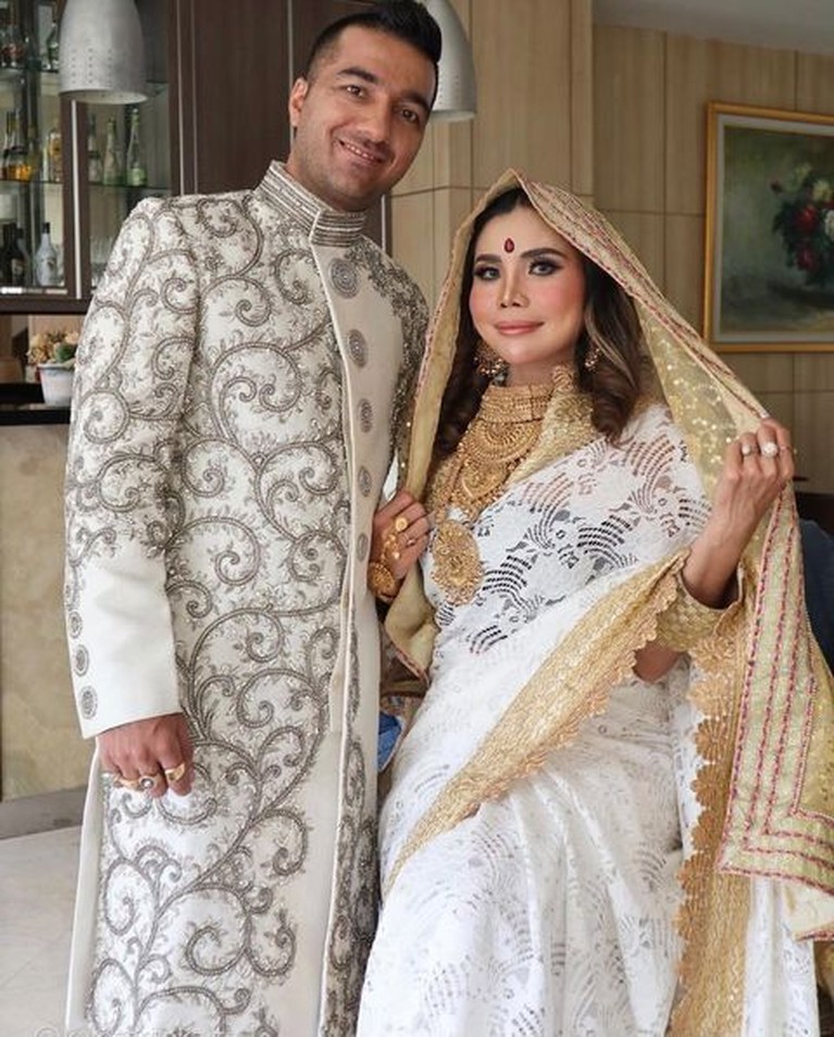 Intip Prewedding Romantis Eva Belisima Mantan Istri Kiwil dengan Pacar Bule Setelah dilamar oleh di helikopter, Eva Belisima dan kekasih bulenya jalani pemotretan prewedding. Yuk intip!