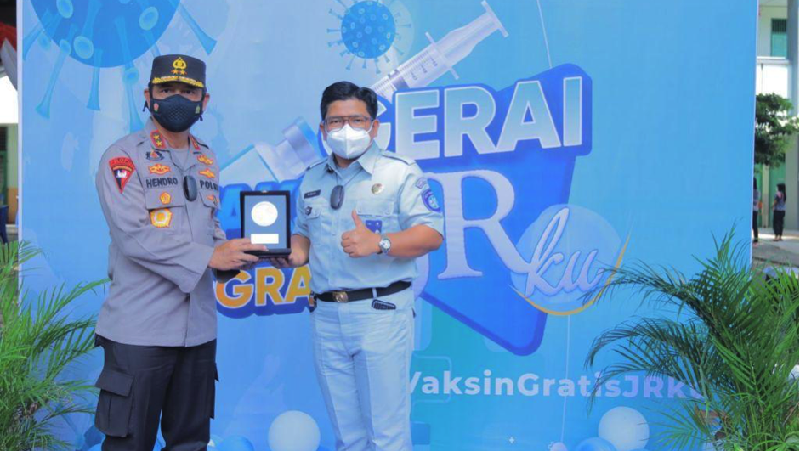 PT Jasa Raharja (Persero) bersama Biddokkes Polda Lampung menggelar Vaksinasi Merdeka JRku untuk 1.000 masyarakat dan Siswa SMA Xaverius