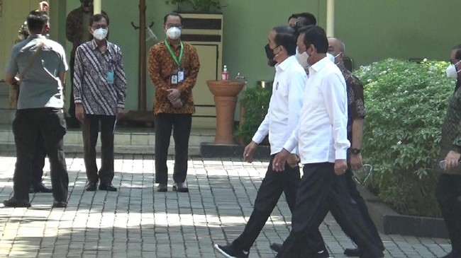 Coretan di dinding kawasan Simpang empat Wirobrajan, Kota Yogyakarta, diblok cat hitam, Jumat pagi (10/9). Itu menjadi jalur yang dilewati Jokowi dalam kunker.