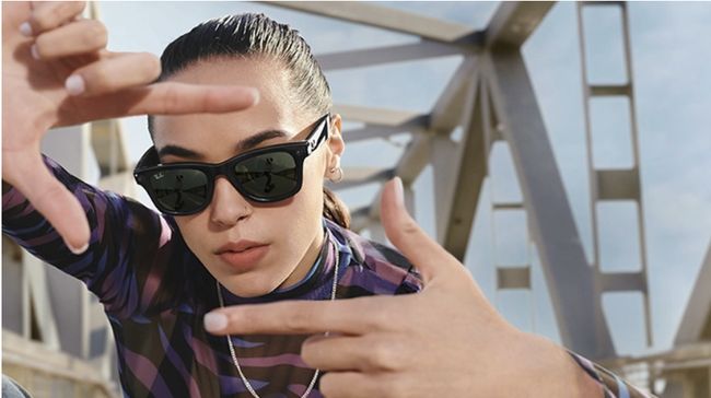 Facebook Bikin Kacamata Pintar, Bisa Ambil Foto dan Video Facebook membuat kacamata pintar yang bisa mengambil foto dan video, serta dilengkapi dengan microfon dan speaker.
