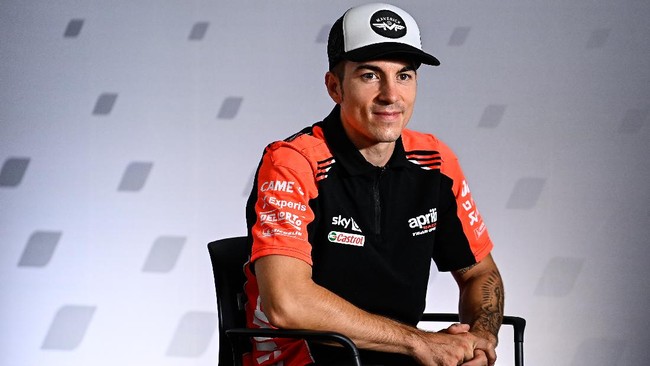 Pembalap Aprilia, Maverick Vinales menikmati waktu senggang jelang tes MotoGP Mandalika dengan joging di Sirkuit Mandalika.